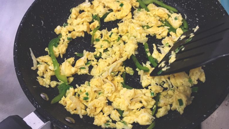 宝宝辅食12M➕：银鱼炒鸡蛋,快速翻炒搅匀半分钟即可出锅