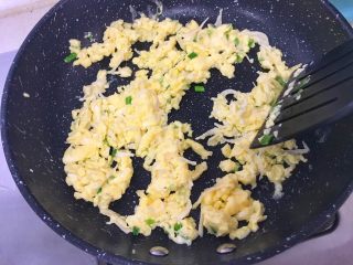 宝宝辅食12M➕：银鱼炒鸡蛋,转中火快速将凝固的蛋液炒散，然后盛入盘里备用