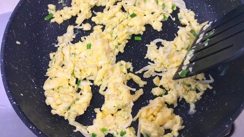宝宝辅食12M➕：银鱼炒鸡蛋,转中火快速将凝固的蛋液炒散，然后盛入盘里备用