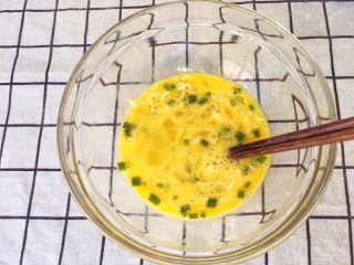 宝宝辅食12M➕：银鱼炒鸡蛋,洗净的银鱼放入鸡蛋碗里，加入葱花，搅拌均匀