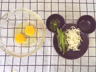 宝宝辅食12M➕：银鱼炒鸡蛋,将鸡蛋打入碗里，青椒切细丝，葱花切末备用