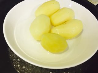 孜然土豆,洗干净的土豆放进锅中蒸10分钟