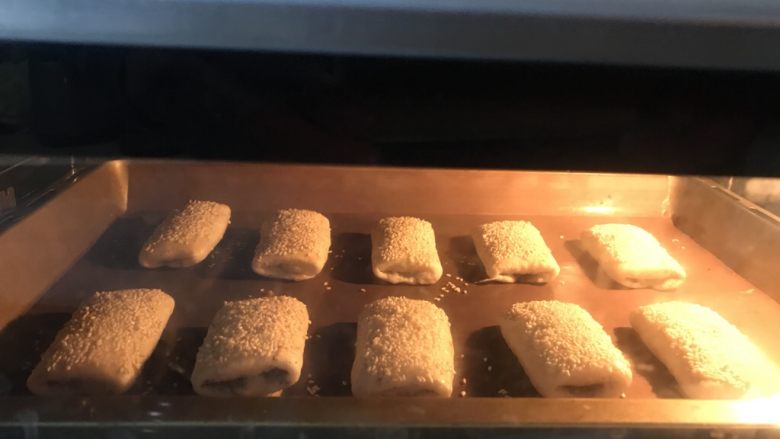 芝麻小脆饼,送入提前预热好的烤箱中层上下火190度25分钟。