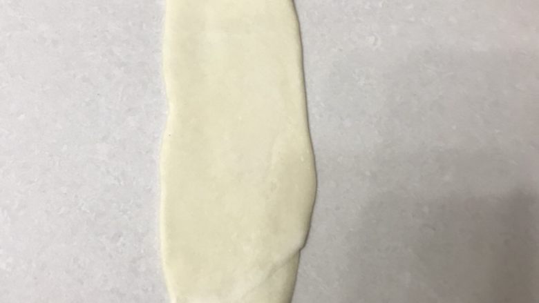 芝麻小脆饼,再次用擀面杖擀成长舌形。