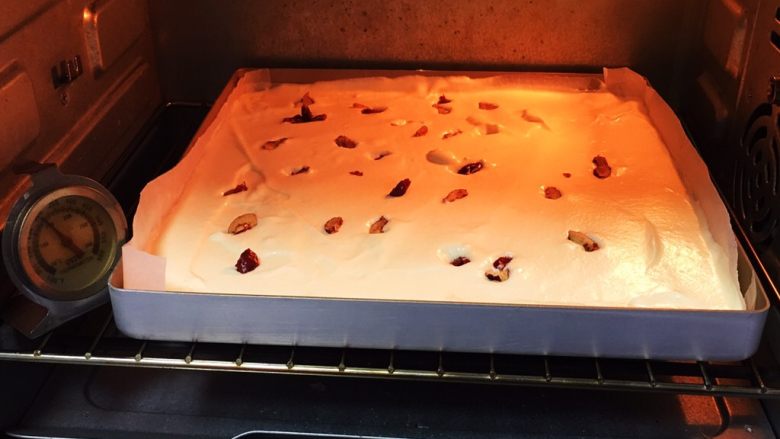 红枣蛋糕卷,烤箱预热至150度，金盘送入烤箱，烤制20分钟。