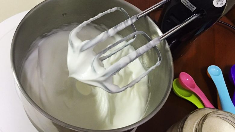 红枣蛋糕卷,蛋白开始蓬发，再加15克细砂糖。