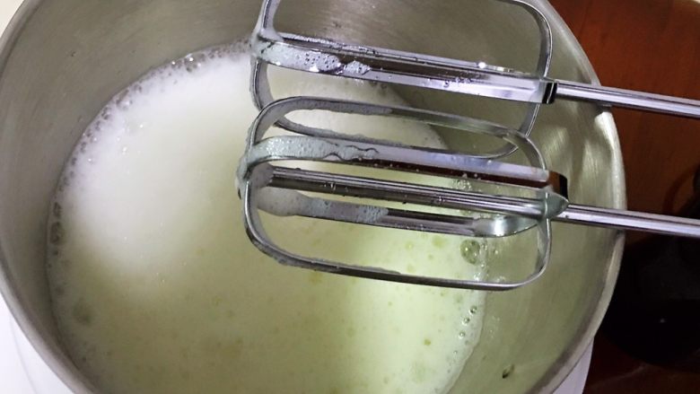 红枣蛋糕卷,用打蛋器高速搅打30圈，出现粗泡。