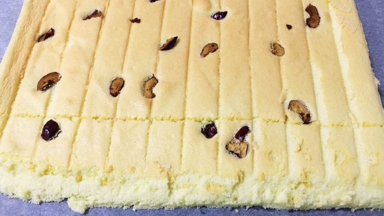 红枣蛋糕卷,需要卷的一头切45度的斜坡。