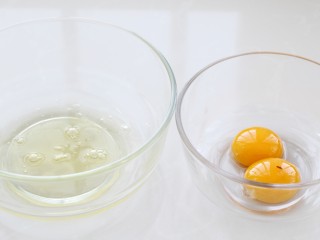 舒芙蕾松饼,先将蛋清和蛋黄分离到两个干净无油的容器中