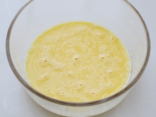 舒芙蕾松饼,在蛋黄内加入牛奶、酸奶和玉米油搅拌均匀