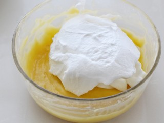 舒芙蕾松饼,取1/3的蛋白霜加入蛋黄糊中
