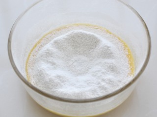 舒芙蕾松饼,然后将低筋面粉和泡打粉混合筛入蛋黄中