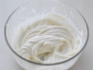 舒芙蕾松饼,淡奶油加入砂糖用打蛋器打至纹理状态