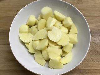 地三鲜,土豆去皮后同样切滚刀块用清水浸泡一下去掉外面的淀粉后同样也用盐稍腌一下。