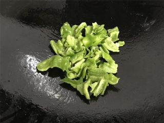 地三鲜,锅中留底油将青椒放入锅中煸一下盛出。