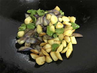 地三鲜,放入葱、蒜末爆香后放入土豆 、茄子和青椒。