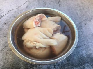 黑豆黄豆猪手煲,放入清水浸泡一个小时，泡出血水和杂质，以达到去腥的目的。