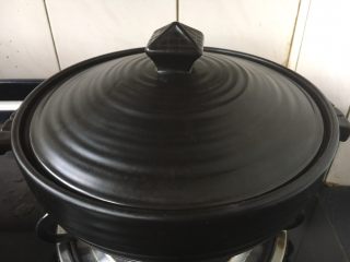 黑豆黄豆猪手煲,大火煮开，盖上锅盖儿，小火焖1个小时。