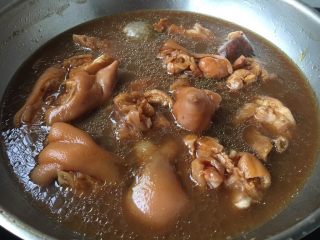 黑豆黄豆猪手煲,最后大火收汁，收至自己喜欢的浓度，然后放少许的盐调味。