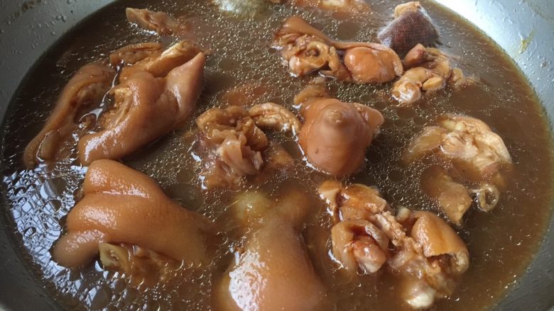 黑豆黄豆猪手煲,最后大火收汁，收至自己喜欢的浓度，然后放少许的盐调味。