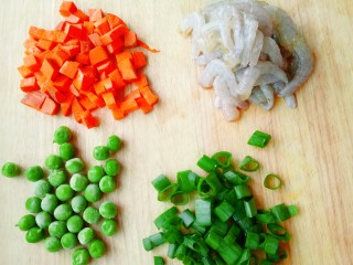 虾仁炒饭,将虾仁剥好，胡萝卜切丁，准备豌豆和葱花。