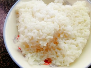 虾仁炒饭,剩米饭一碗