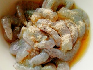 虾仁炒饭,将剥好的虾仁用白胡椒粉和料酒腌制十分钟。