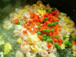 虾仁炒饭,虾仁变色放入豌豆和胡萝卜。