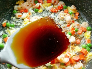 虾仁炒饭,炒到胡萝卜变软放生抽。