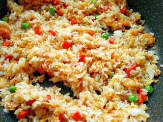 虾仁炒饭,将成剩米饭炒散和其他配料炒匀。