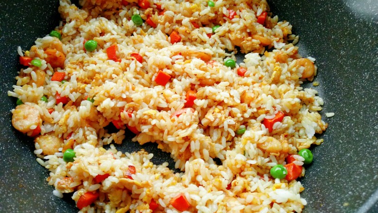 虾仁炒饭,将成剩米饭炒散和其他配料炒匀。
