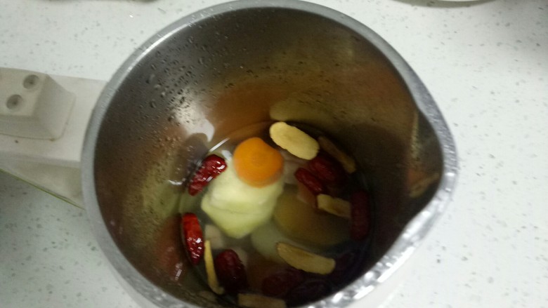 补气血糊,所有食材放入豆浆机中，加入适量清水，选择“米糊浓汤”。