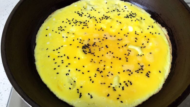 菠菜翡翠蛋卷,撒点黑芝麻，两面煎蛋饼