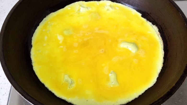 菠菜翡翠蛋卷,平底锅烧热，刷一点油，倒入蛋液