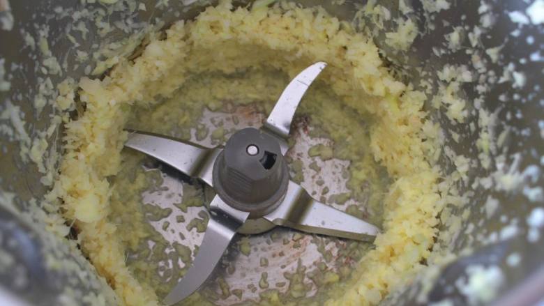 自制辣椒酱—GOURMETmaxx西式厨师机版,4. 点动10秒搅碎，刮至底部