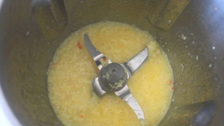 自制辣椒酱—GOURMETmaxx西式厨师机版,5. 直接放入适量油，设置时间3分钟，温度120度，速度1档爆香。