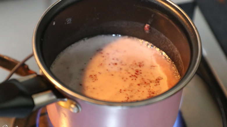 树莓慕斯,树莓酱加牛奶放不锅加热沸腾。待温热时加入吉利丁液。