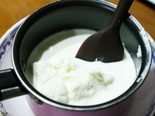 乳酪蛋糕,以上配方适用于2份学厨糖果芝士乳酪模具的用量。
奶油奶酪加牛奶隔开水搅拌融化。
