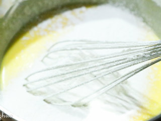 乳酪蛋糕,过筛进低粉。拌匀至看不到干粉的状态备用。