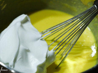 乳酪蛋糕,取三分之一勺，切拌入蛋黄奶酪糊中。