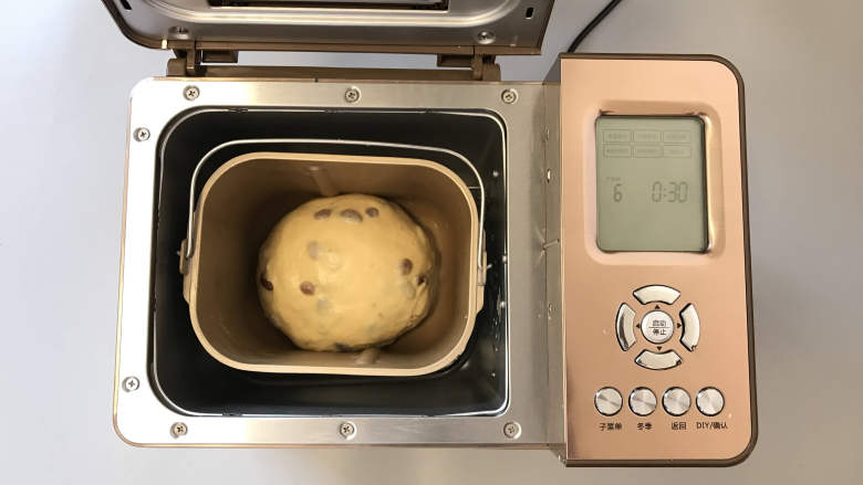 面包机版咕咕霍夫面包,将面团收圆后，放入面包机内，设置发酵30分钟。