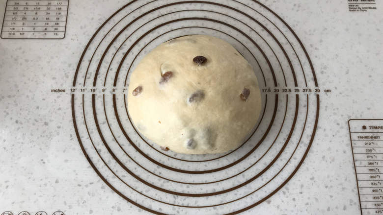 面包机版咕咕霍夫面包,排气后将面团滚圆后盖上保鲜膜松弛20分钟。