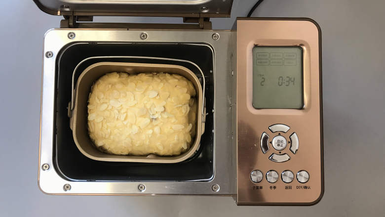 面包机版咕咕霍夫面包,发至8分满时，设置烘烤34分钟。