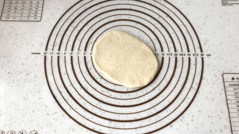 牛奶胚芽面包卷,取一面团，擀椭圆形。