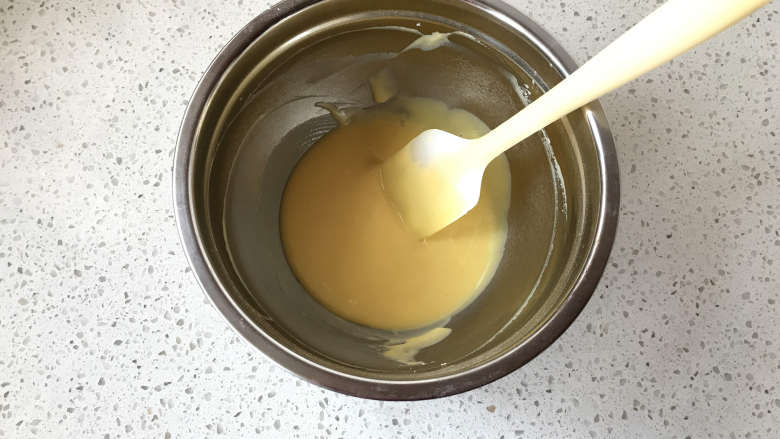 原味8寸戚风蛋糕,最后的蛋黄面糊是非常细腻，没有颗粒物的。