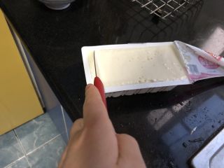 金针菇炖豆腐,内酯豆腐撕开封面，用小刀均匀地划成半厘米厚的片。