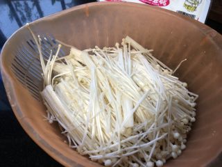 金针菇炖豆腐,金针菇去根洗净，沥干水。注意不要搞乱。