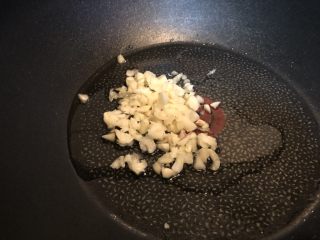 金针菇炖豆腐,倒入蒜末和盐，小火慢慢翻炒。