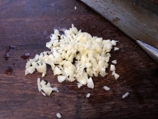金针菇炖豆腐,大蒜切成末，不必太细。