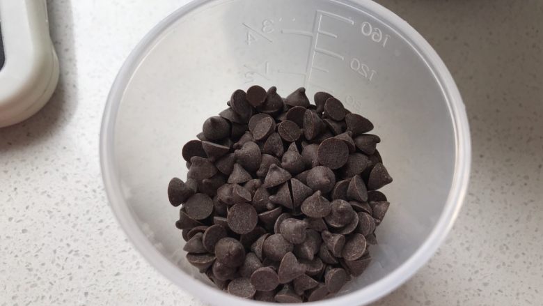 趣多多•巧克力豆软曲奇,巧克力豆是买的专门用来烘焙的，高温下不易溶化，普通的巧克力不行。
